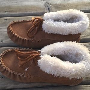 Moccasin slipper shoes girl/women’s 6